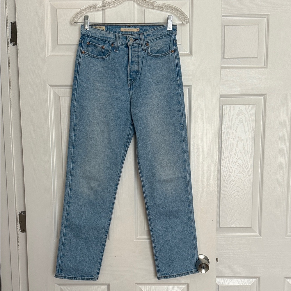 Levi’s Wedgie Light Wash Straight Jeans 25